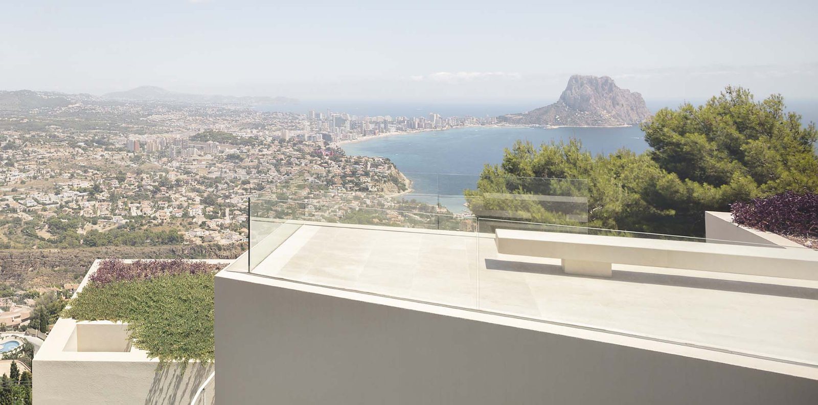 Casa Maryvilla: la terraza mira al Peñón de Ifach y a la bahía de Calp